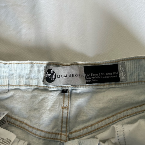 Women’s Levi’s Silver tab mom shorts 30 - Picture 3 of 3